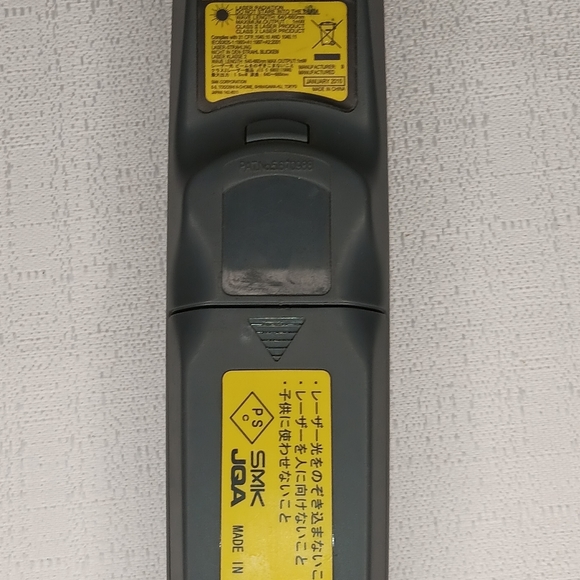 Sanyo Remote w/laser pointer - Picture 4 of 10